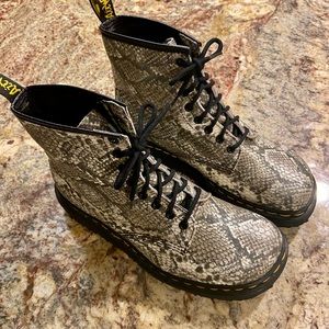 Dr.Marten’s 🇬🇧EUC snakeskin 🐍print Leather boots size 9 Women’s size 8 Men’s